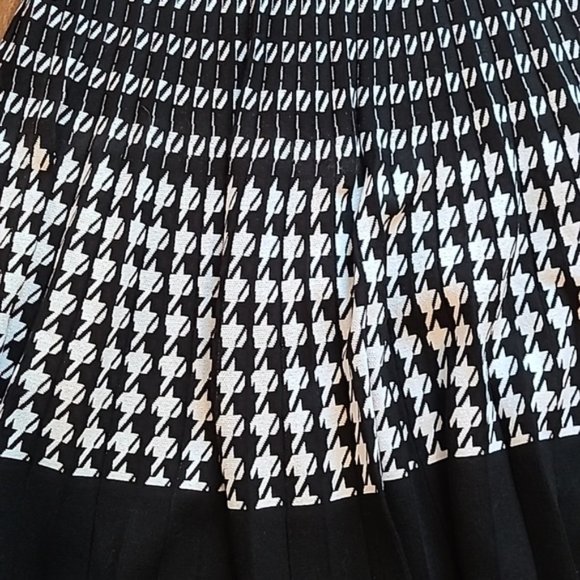 Banana Republic Houndstooth Pleated Knit Skirt - Picture 6 of 10